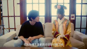 Nữ nhân viên đã quan hệ bằng miệng với ông chủ da đen và sau đó quan hệ tình dục với ông ta. Thật là dữ dội.