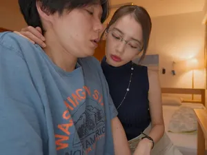 Lần đầu du lịch gái điếm thì lại gặp ngay cô bạn thân thuở nhỏ