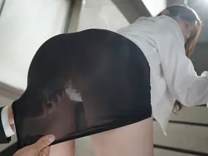 Con mèo lông trắng giả vờ làm người hầu và dùng cơ thể mình để đánh thức chủ nhân, đồng thời còn bị còng tay và bị thổi kèn khi còn là một con chó cái!