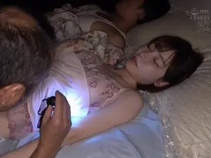 để trả đủa Ông xã lén lút, vợ yêu quan hệ với người khác rồi gọi video cho chồng