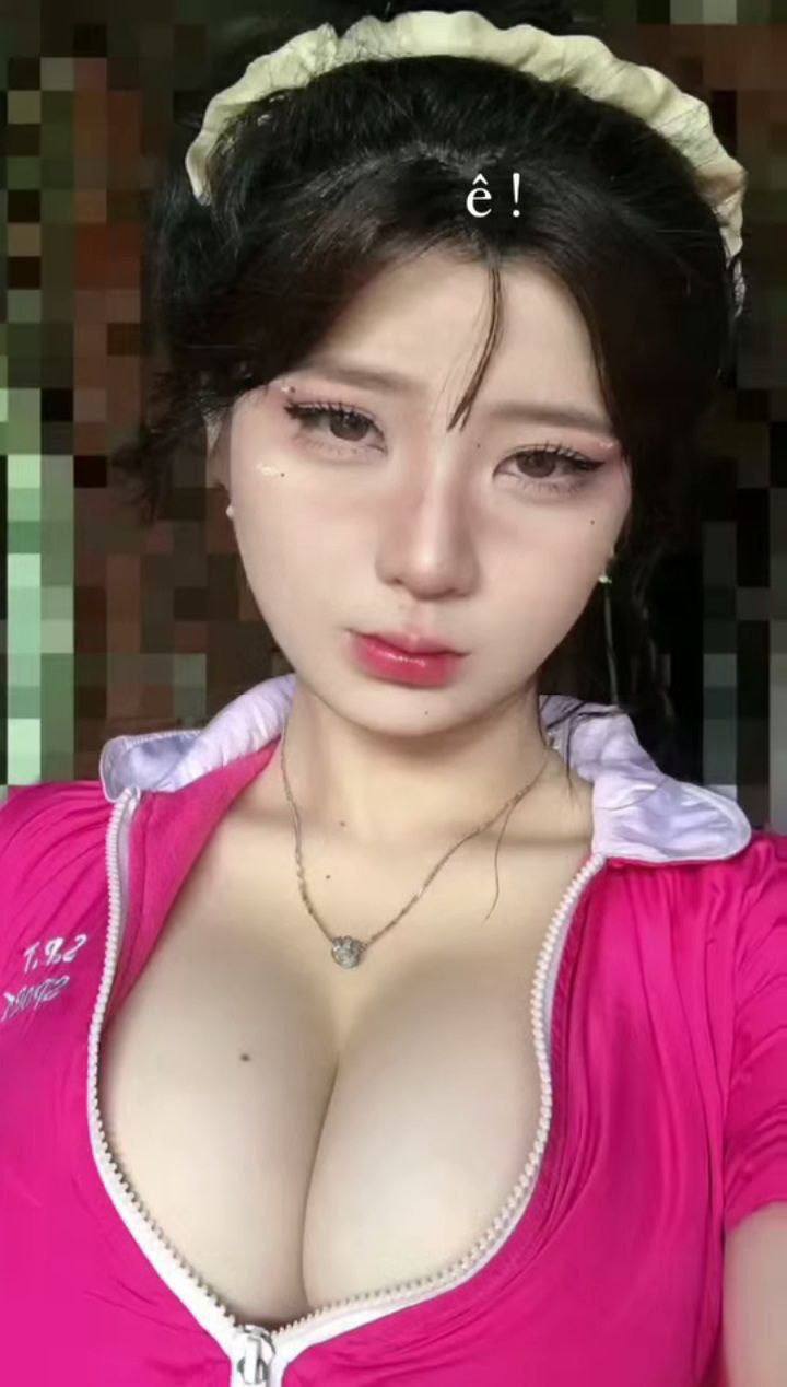 Bạn gái mông đào biến thành cô gái thỏ và chọc giám đốc bằng cây gậy sắt lớn