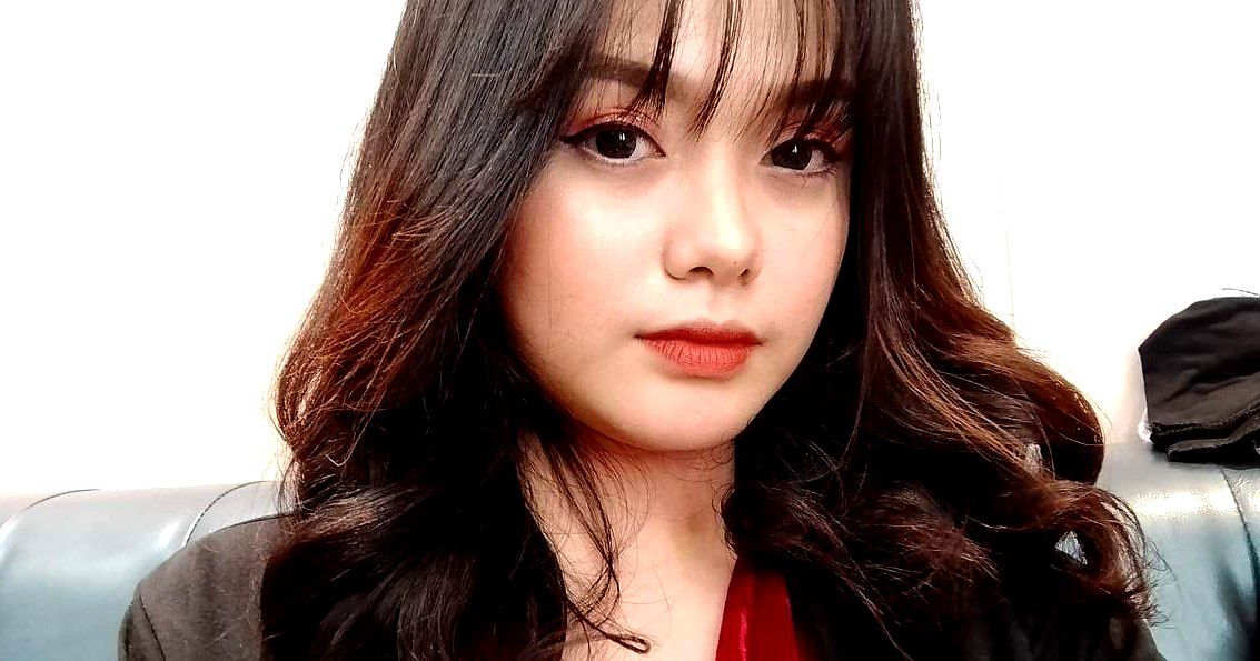 Thân hình chín đầu 170CM [Mujin Qiqi] đôi chân đẹp và eo thon, giày cao gót lụa trắng và tạo dáng